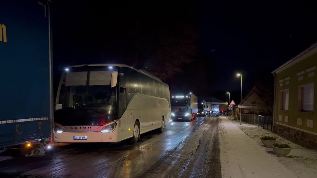 Auch auf der Umleitungsstrecke zwischen Rabenstein/Fläming und Berlin staut es sich.