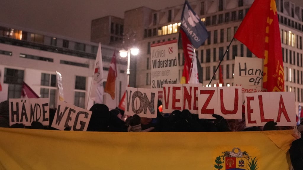 In Berlin demonstrierten einige Hundert Menschen gegen den US-Angriff auf Venezuela.