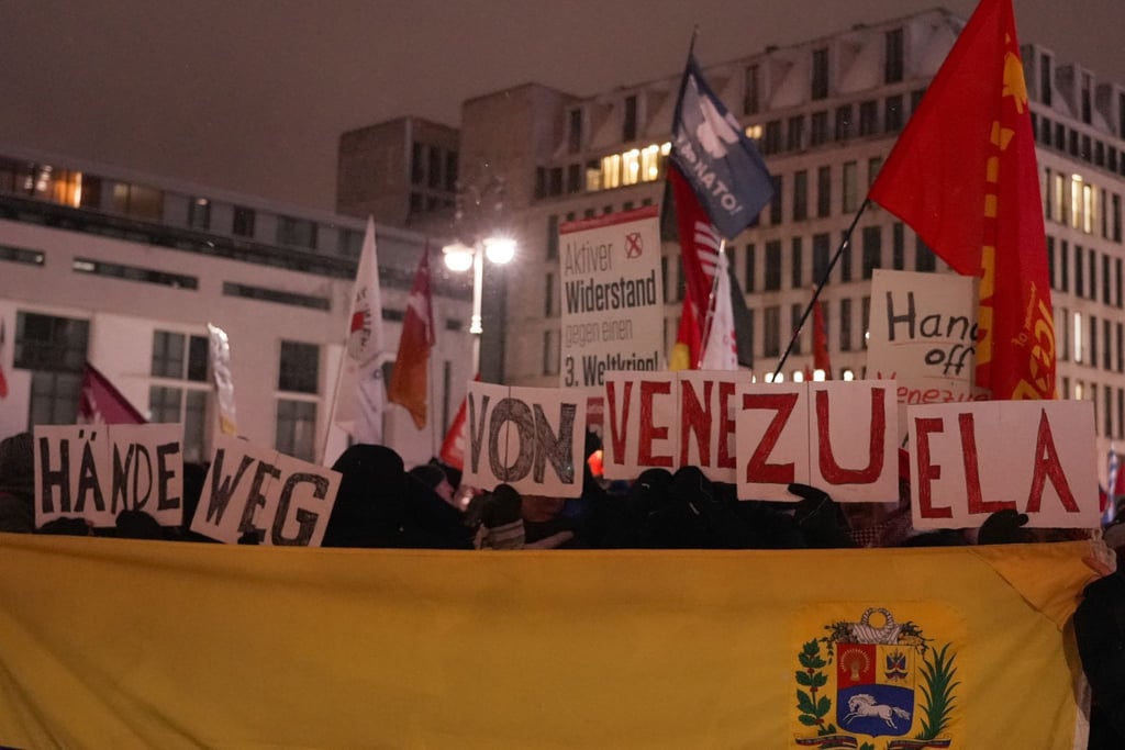 In Berlin demonstrierten einige Hundert Menschen gegen den US-Angriff auf Venezuela.