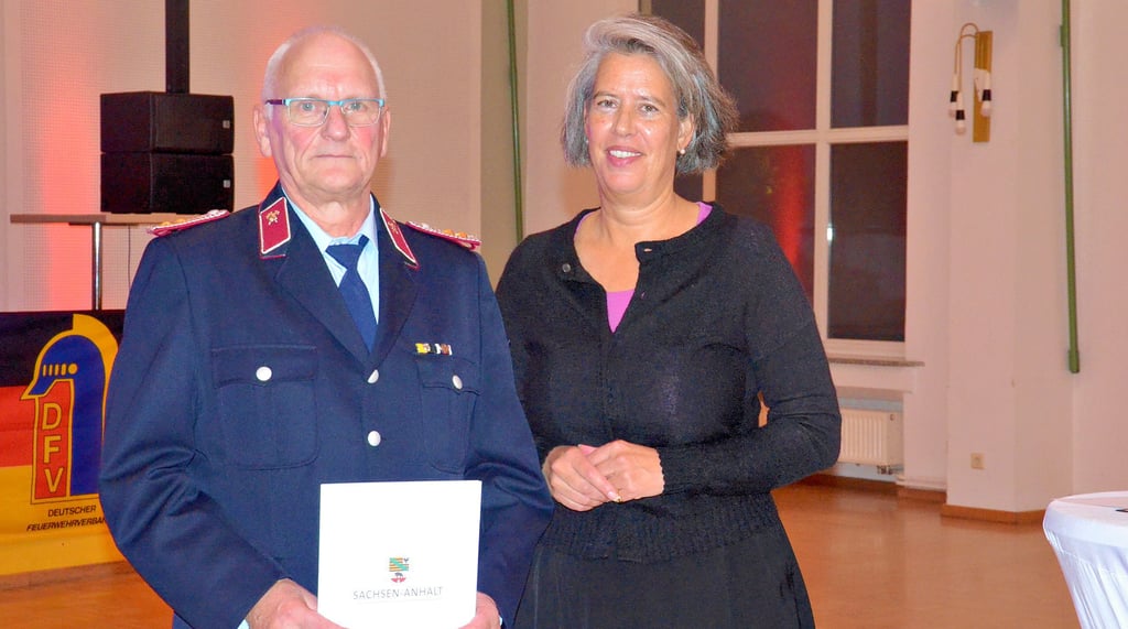 Karl-Heinz Struchmann von der Feuerwehr Bernburg ist von Innenministerin Tamara Zieschang ausgezeichnet worden.