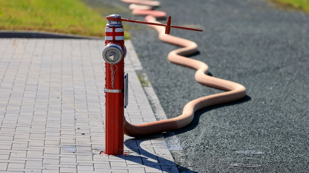 Beim Brand zweier Fachwerkhäuser im Harz pumpte die Feuerwehr das Löschwasser teilweise aus privaten Pools. (Symbolbild)