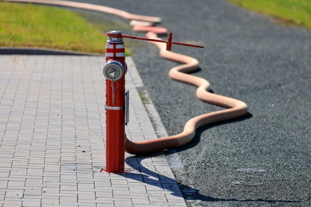 Beim Brand zweier Fachwerkhäuser im Harz pumpte die Feuerwehr das Löschwasser teilweise aus privaten Pools. (Symbolbild)