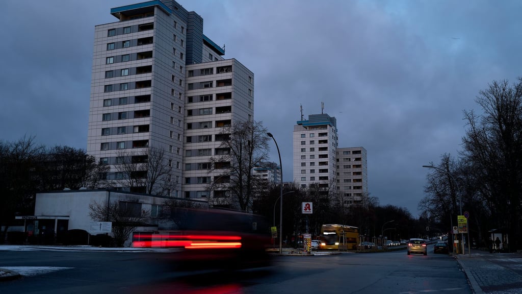 Nach einem Stromausfall im Südwesten Berlins sind für Tausende Menschen die Lichter aus.
