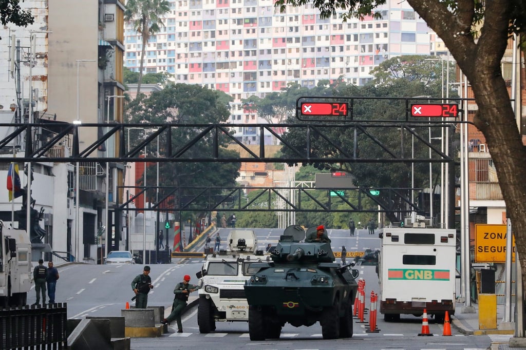 Gepanzerte Fahrzeuge der Nationalgarde blockieren eine Allee, die zum Präsidentenpalast Miraflores in Caracas führt.