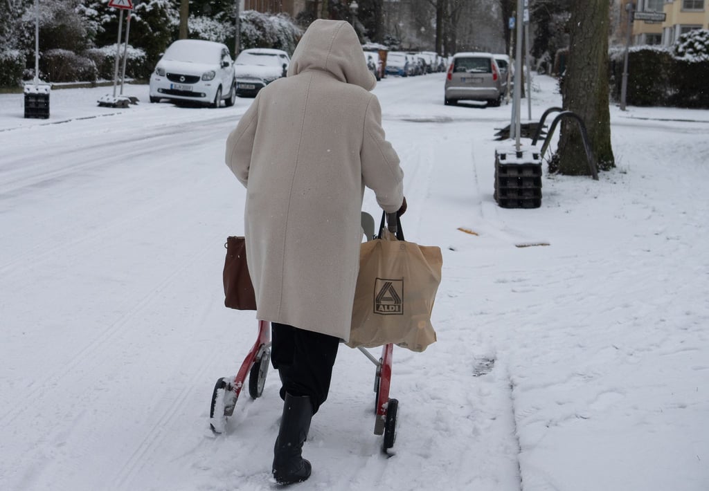 Der Stromausfall bei winterlichem Wetter im Berliner Süden könnte länger dauern.