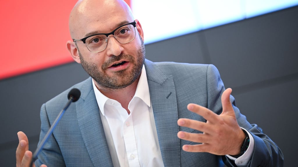 Brandenburgs Innenminister René Wilke (SPD) äußert sich zur Rücknahme einer Klage durch die AfD (Archivbild).