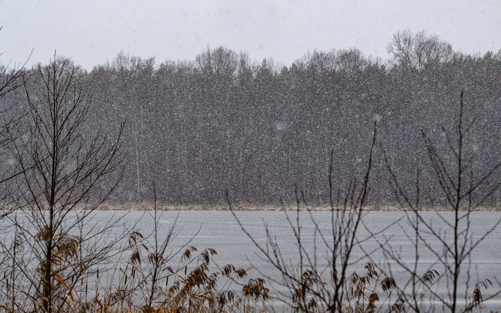 Schnee und Frost prägen das Wochenende in Berlin und Brandenburg – vielerorts sind Straßen und Wege winterlich glatt.
