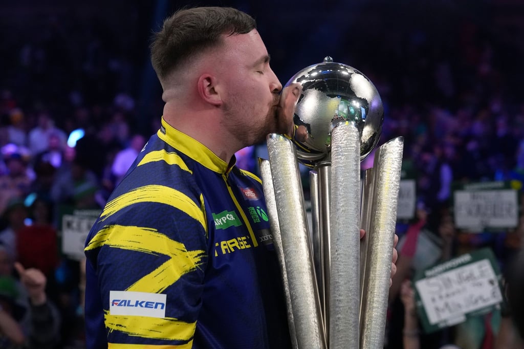 Luke Littler feiert den WM-Titel.