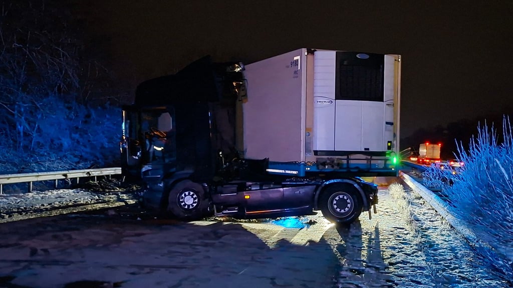 Der Lastwagen blockiert die gesamte Autobahn in Richtung Bremen.