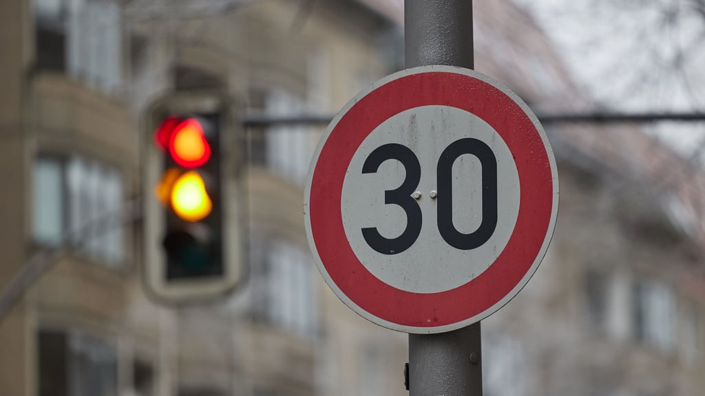 Eine neue Studie beleuchtet die Wirkung von Tempo-30-Zonen auf Straßen. (Symbolbild)