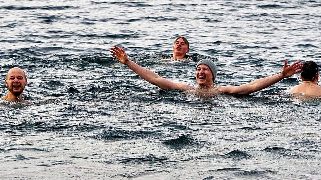 Mit Pudelmütze und viel Spaß waren diese Nachzügler am Neujahrstag beim traditionellen Anbaden des SV Lok Aschersleben im Froser See.