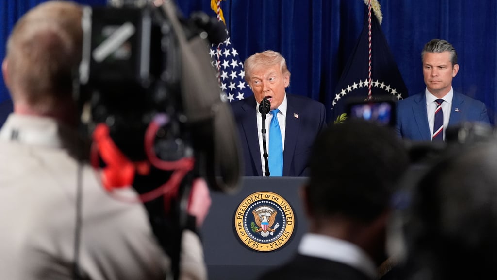 Präsident Donald Trump spricht in seinem Club Mar-a-Lago, während Verteidigungsminister Pete Hegseth zuhört.