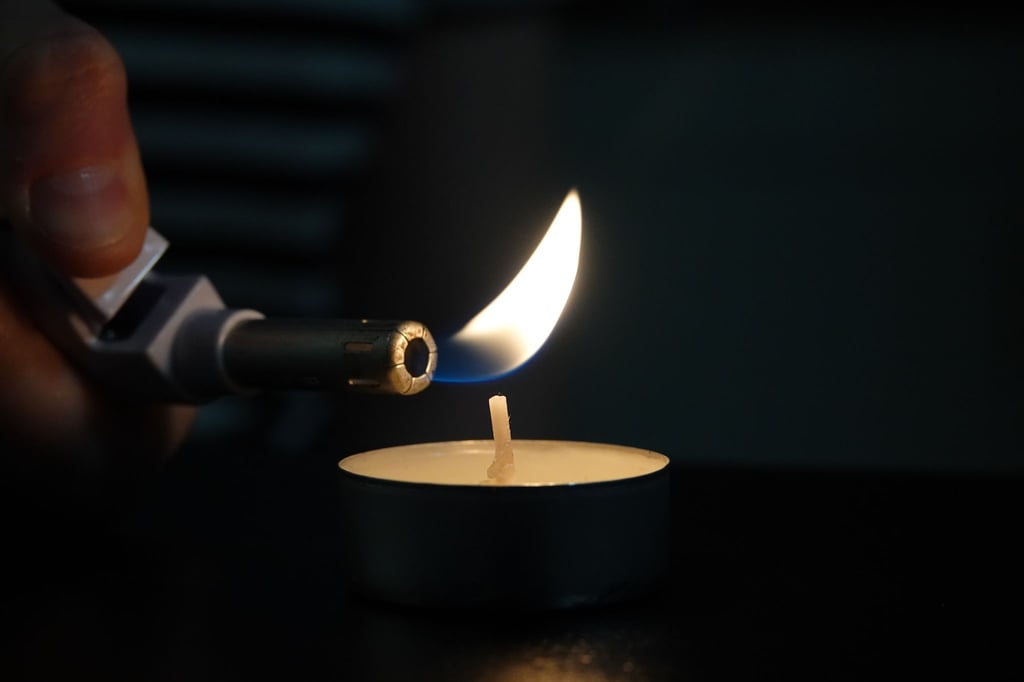Wenn es nach einem Stromausfall dunkel wird, helfen Kerzen - aber beim Ausfall der Heizung wird es schwierig. (Symbolbild)