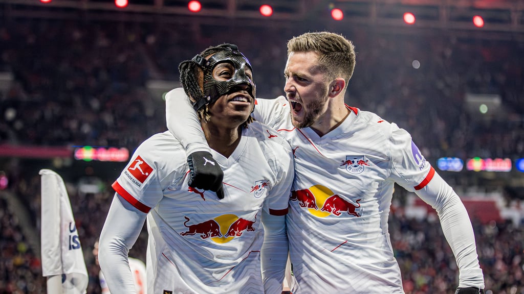 Christoph Baumgartner (r.) freut sich mit Yan Diomande über eins von dessen drei Toren gegen Frankfurt.