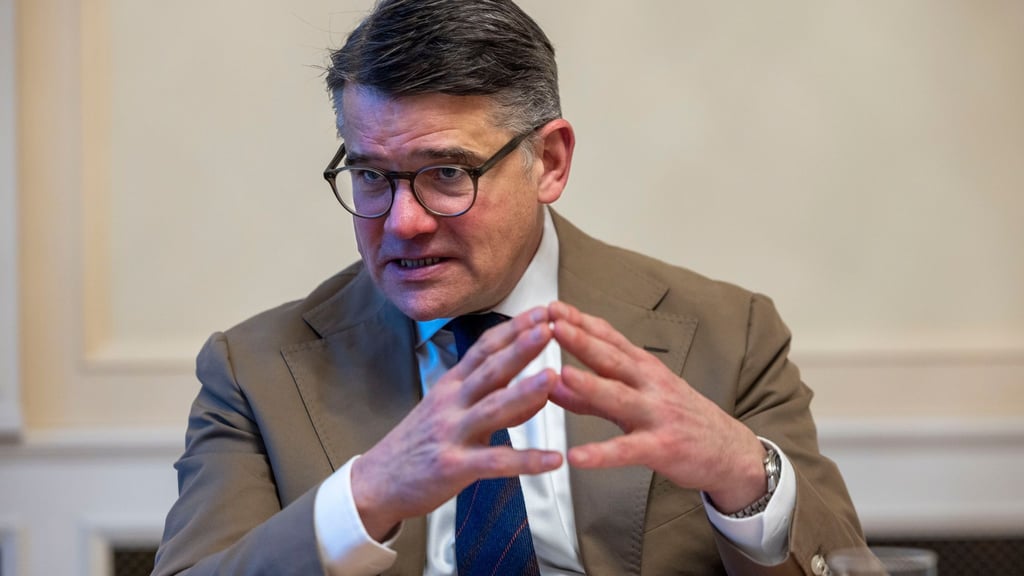 Bei den Kommunalwahlen entscheidet sich nach den Worten von Regierungschef Rhein, wie die Menschen „zur Politik stehen und wie sie die Demokratie bewerten“.