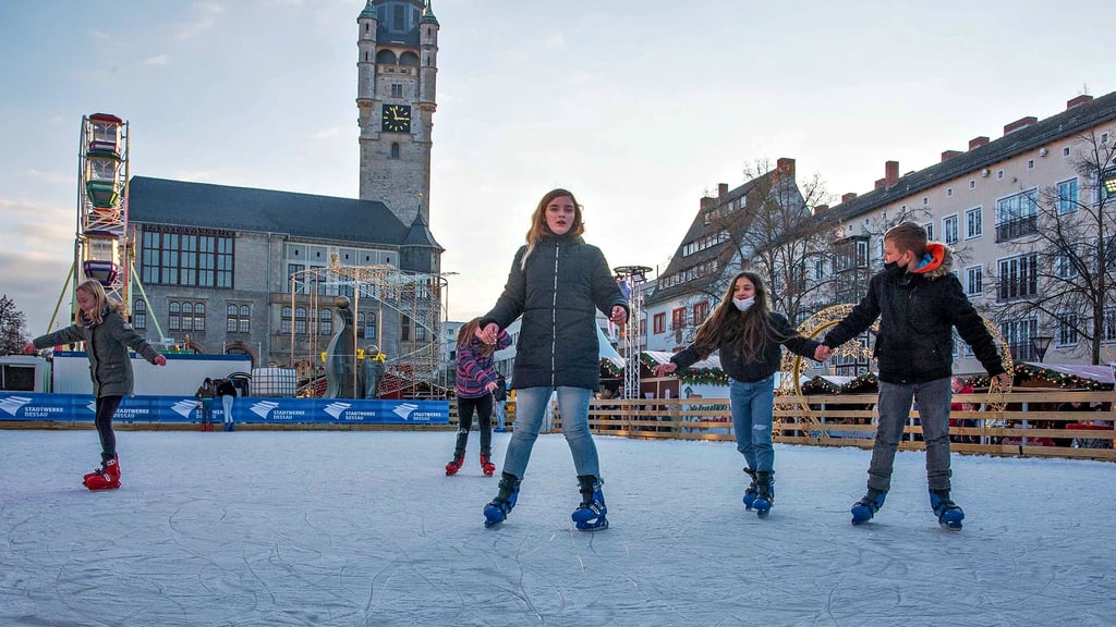 30 Meter lang und 15 Meter breit: Die „Stadtwerke EisArena“ in Dessau-Roßlau ist Anziehungspunkt für viele Familien aus dem Umland.