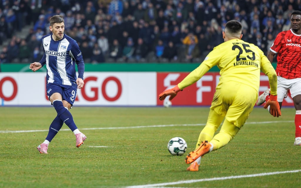 Dawid Kownacki (l) fehlt wegen eines grippalen Infekts im Trainingslager. (Archivbild)