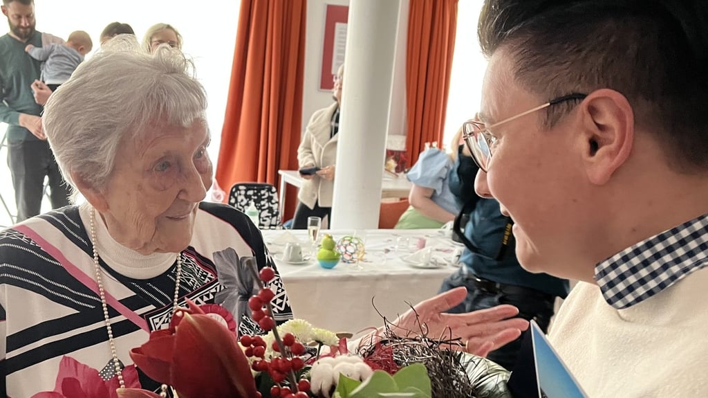 Ursula Obst hat ihren 100. Geburtstag im DRK-Pflegezentrum gefeiert. Die Glückwünsche der Stadt Zeitz überbrachte ihr Bürgermeisterin Kathrin Weber. Mit ihr unterhielt sie sich lebhaft und sichtbar gern.