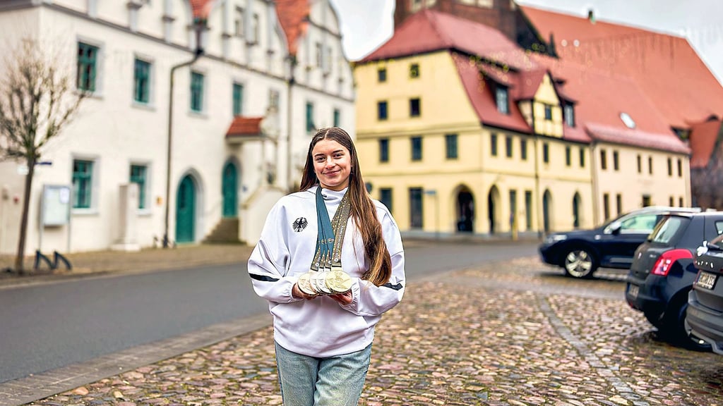 Mit vier Deaflympics-Medaillen kehrt Tessa Lange in ihre Heimat zurück: Auf dem Marktplatz in Kemberg präsentiert sie ihre Errungenschaften. 