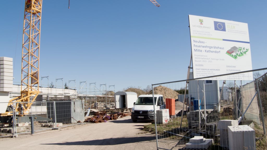 Happy End: Vor knapp 8 Monaten war das Feuerwehrgerätehaus Mitte noch eine Baustelle und das Projekt stand auf der Kippe. Jetzt wird es in Teilen bereits genutzt.