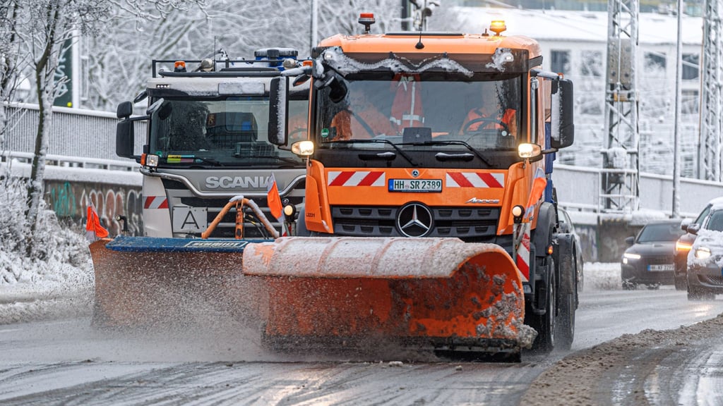 Schnee auf den Straßen sorgt für viele Ausfälle im Nah- und Fernverkehr.
