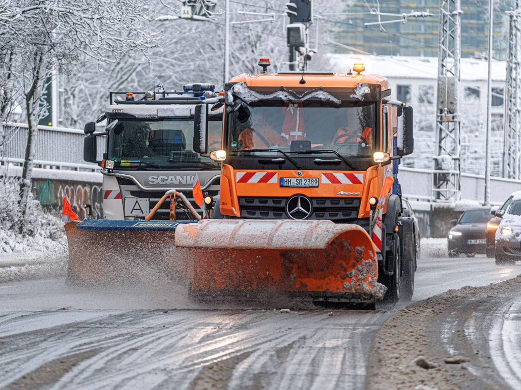Schnee auf den Straßen sorgt für viele Ausfälle im Nah- und Fernverkehr.