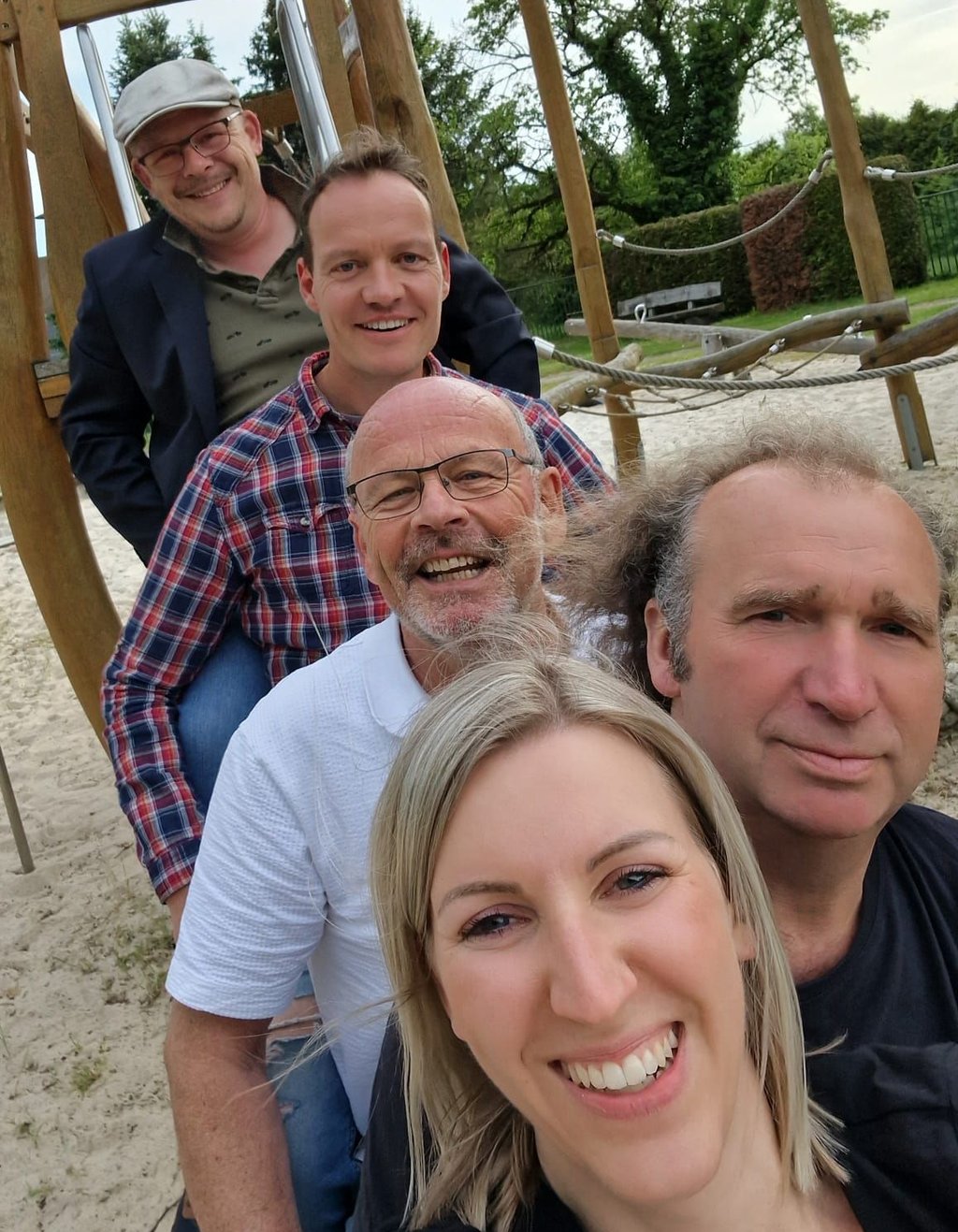 Die Band „Winkel 47“ zeigt gute Laune beim Fotoshooting auf der Rutsche.