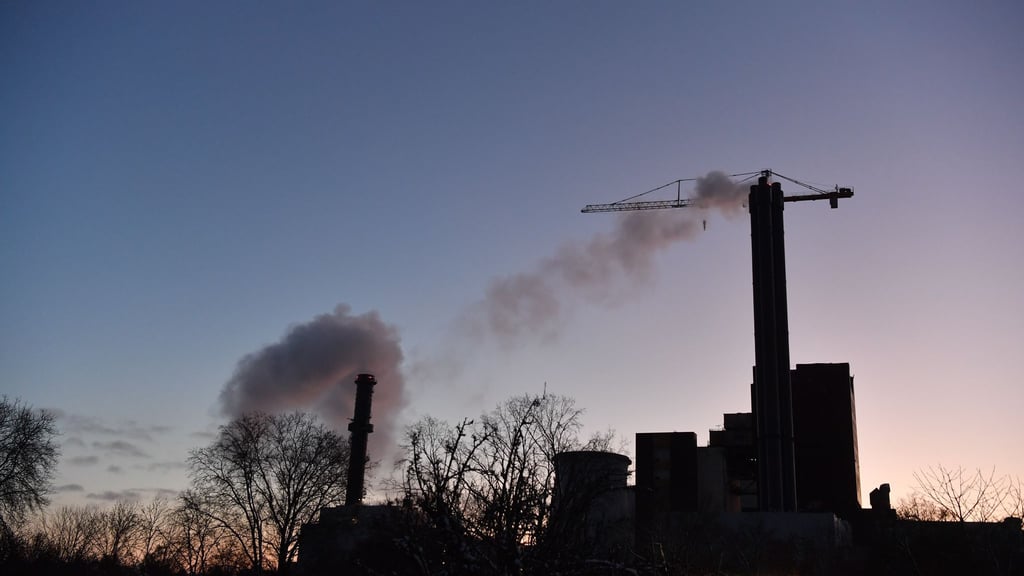 Beschädigt wurde eine Kabelbrücke, die zum Kraftwerk Lichterfelde führt.
