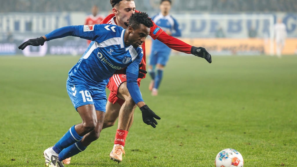 Lubambo Musonda (l) regeneriert in Magdeburg. (Archivbild)