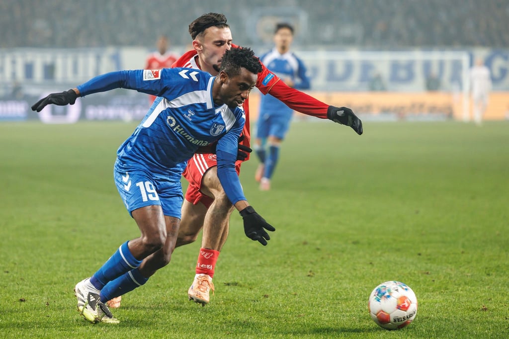 Lubambo Musonda (l) regeneriert in Magdeburg. (Archivbild)