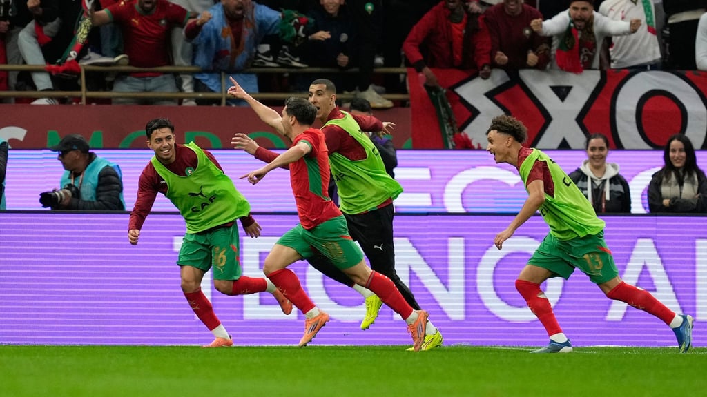 Große Freude: Brahim Díaz feiert sein Tor zum 1:0 mit Marokkos Ersatzspielern.