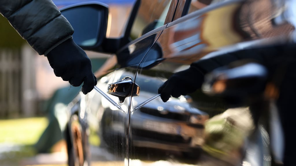 Mit einem spitzen Gegenstand zwerkratze ein Mann den Lack am Fahrzeug einer Polizistin - hier symbolisch dargestellt.