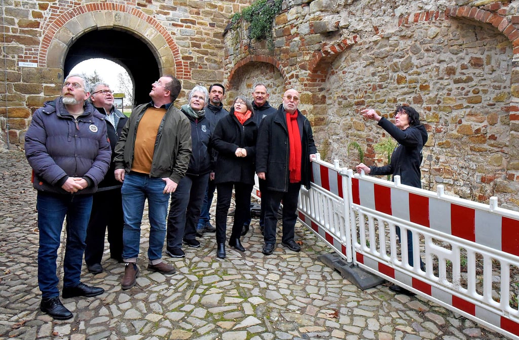 Barbys Bürgermeister Jörn Weinert, Michael Pietschker, René Wölfer, Petra Häniche, Seluan Al Chakmakchi, Katja Pähle, Bernd Wehling, Andreas Schmidt und Karin Keller besichtigen die Rosenburg. 