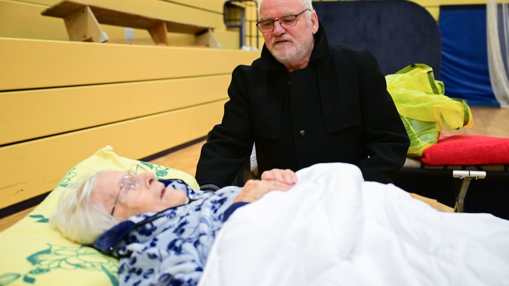 In einer Notunterkunft hat eine 97-Jährige Unterschlupf gefunden.