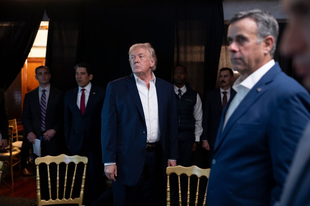 Auf diesem vom Weißen Haus veröffentlichten Foto überwacht US-Präsident Donald Trump zusammen mit CIA-Direktor John Ratcliffe (r) die US-Militäroperationen in Venezuela in Mar-a-Lago.