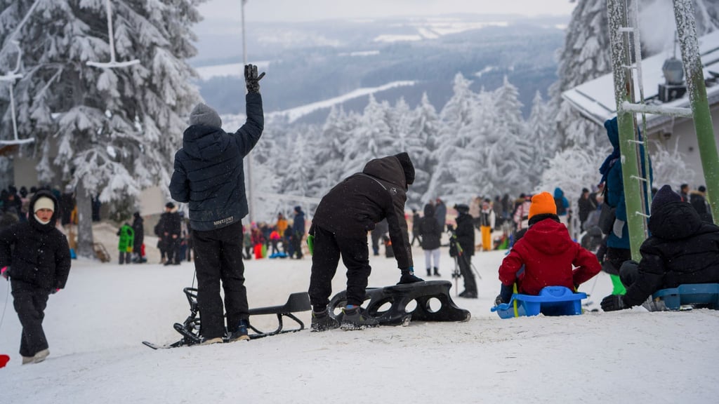 Wintersportler wie hier auf der Wasserkuppe in Hessen können sich freuen - es bleibt vorerst winterlich kalt in Deutschland.