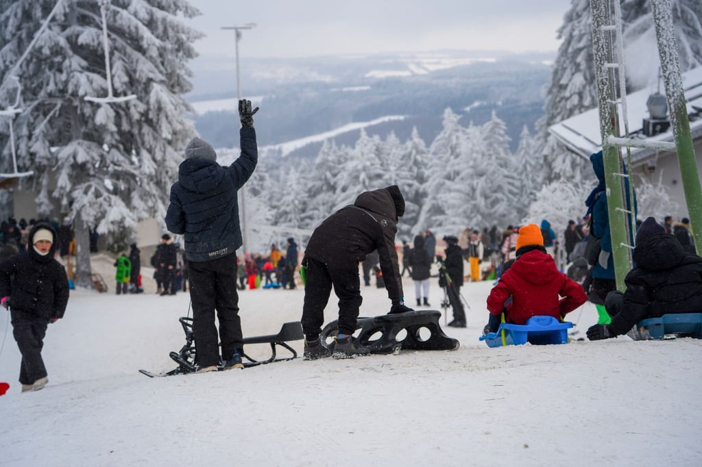 Wintersportler wie hier auf der Wasserkuppe in Hessen können sich freuen - es bleibt vorerst winterlich kalt in Deutschland.