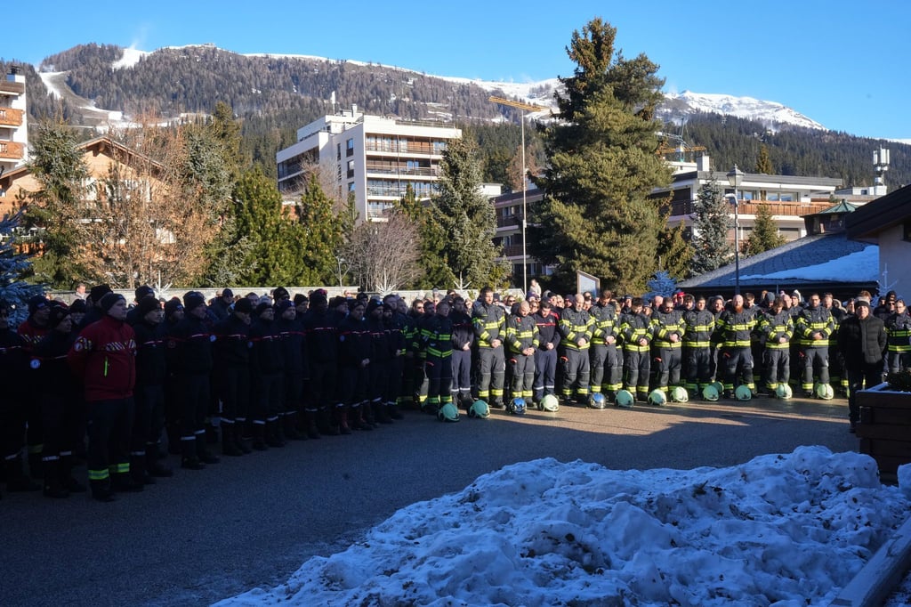 Viele Menschen kamen zusammen, um der Opfer der Brandkatastrophe zu gedenken.