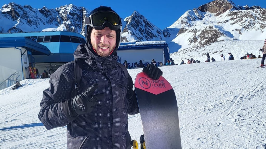 Robert Schröder hat die Pause mit Snowboarden in Österreich verbracht. An diesem Montag startet der Trainer mit dem HFC in die Vorbereitung. 