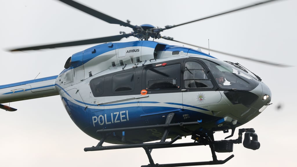 Ein Polizeihubschrauber kreis über Magdeburg. Gesucht wird eine 80-jährige Seniorin aus Stadtfeld. 