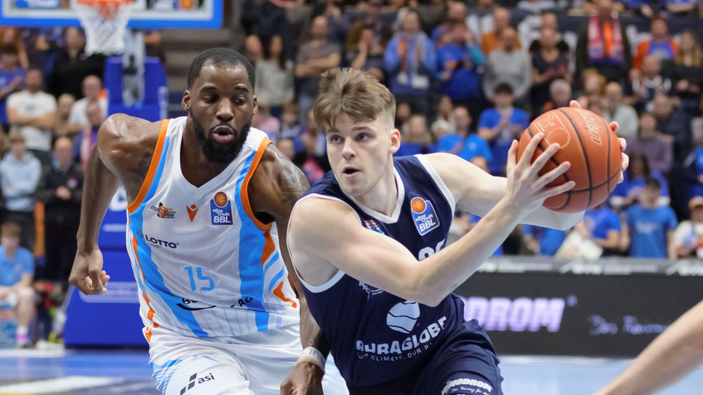 Perttu Blomgren (r.) und der Synatainics MBC kassierten zu Hause gegen Science City die vierte Niederlage nacheinander.