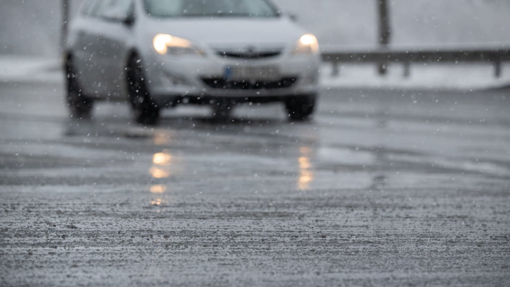Sturmtief "Elli" kann durch Regen auf gefrorenem Boden gefährliches Glatteis verursachen.