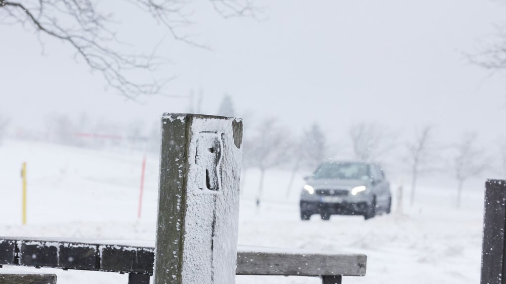 Schneeglatte Straßen sorgen für schwierige Verkehrsbedingungen.