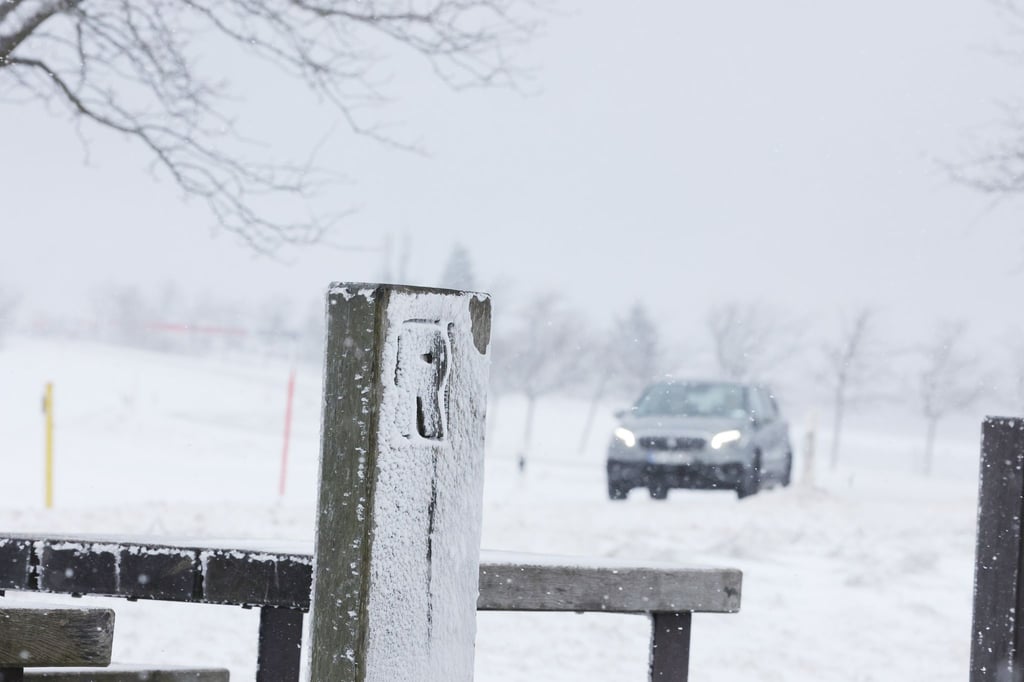 Schneeglatte Straßen sorgen für schwierige Verkehrsbedingungen.