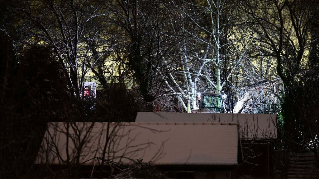 Der Brand an einer Kabelbrücke hat bei Tausenden Haushalten den Strom ausfallen lassen.