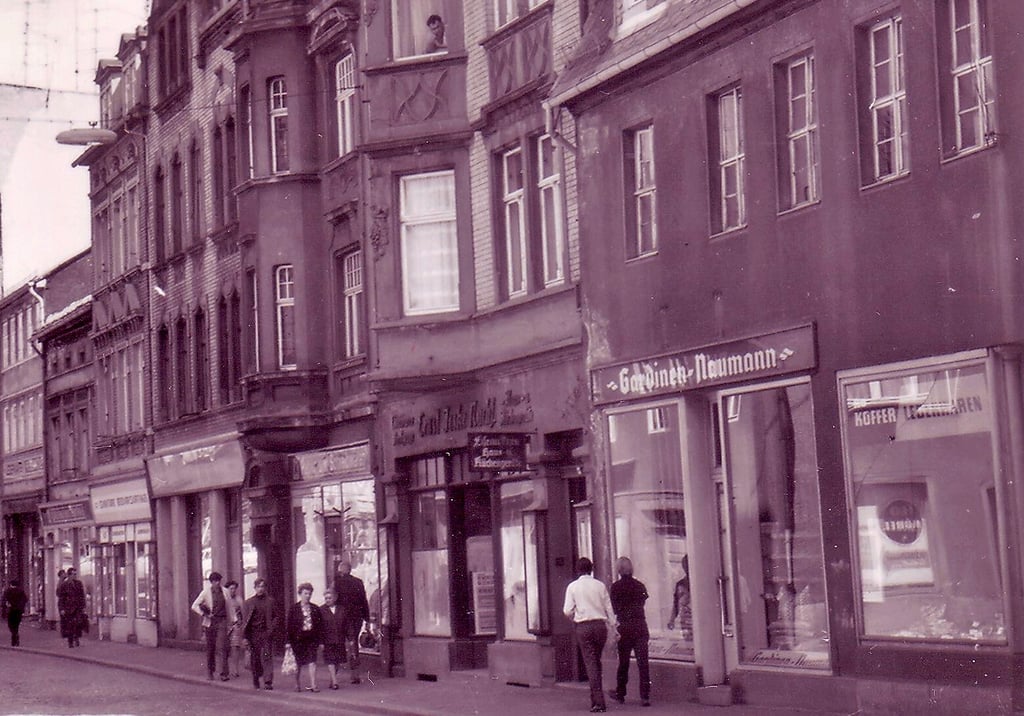 Kurz vor der weiteren Umgestaltung der Wendischen Straße als Teil des Zeitzer Boulevards entstand 1971 diese Aufnahme. 