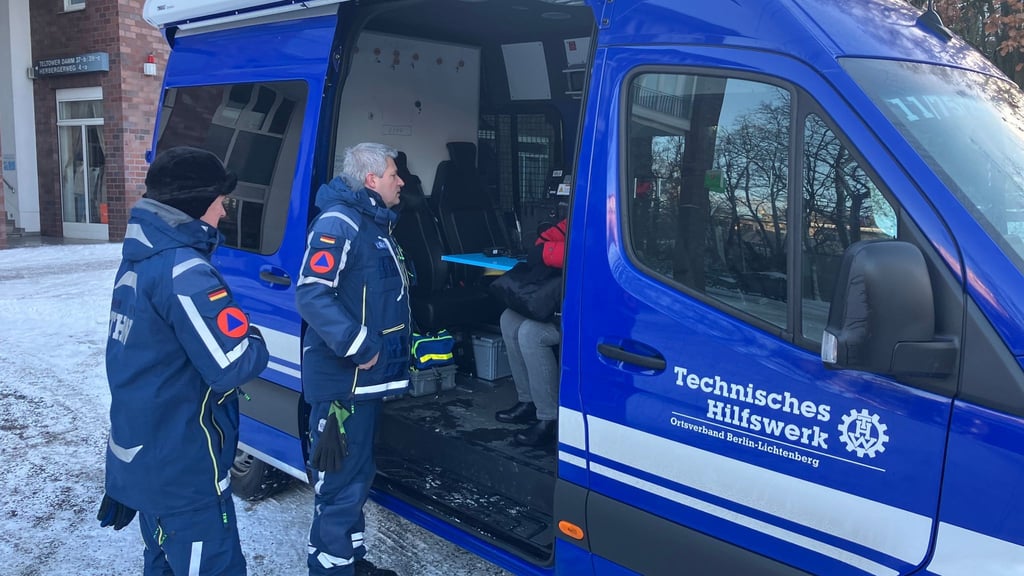 Das Technische Hilfswerk (THW) hat viele Einsatzkräfte nach Steglitz-Zehlendorf beordert.