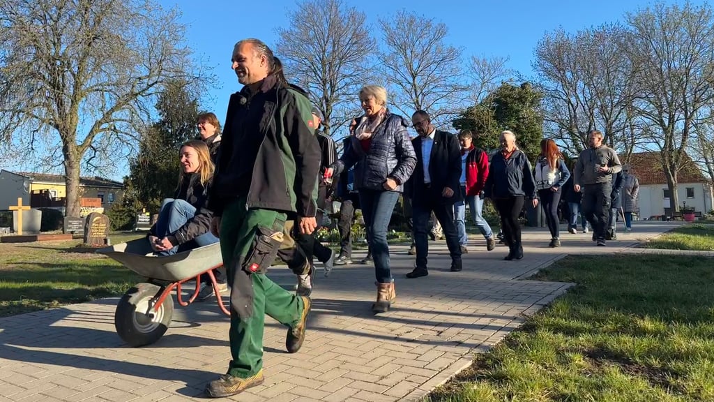 Durch den ehrenamtlichen Einsatz der Mitglieder, hat der Friedhofsverein in Biederitz der örtlichen Gedenkstätte einen frischen Anstrich verpasst.