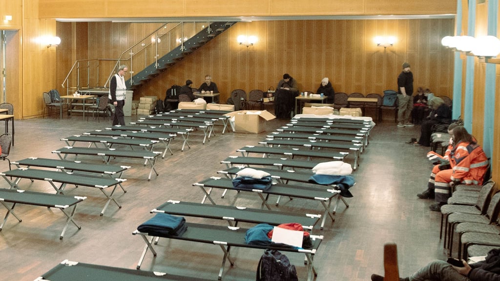 Noch sind die rund 25 Betten im Bürgersaal Zehlendorf für die Nacht nicht in Beschlag genommen.