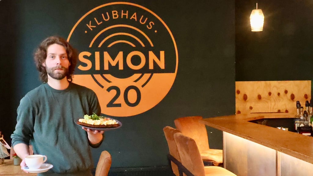 Yannick Neumann, Betreiber vom „Klubhaus Simon 20“, bietet seinen Gästen eine ausgewählte Frühstückskarte an. 